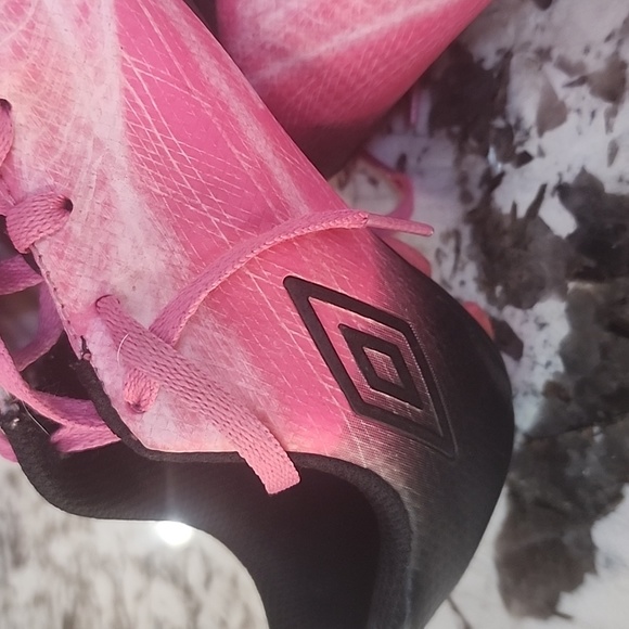 Umbro Youth Soccer Cleats - Picture 2 of 8